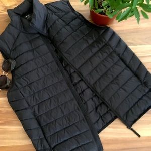 Men’s Uniqlo ultra light black down vest